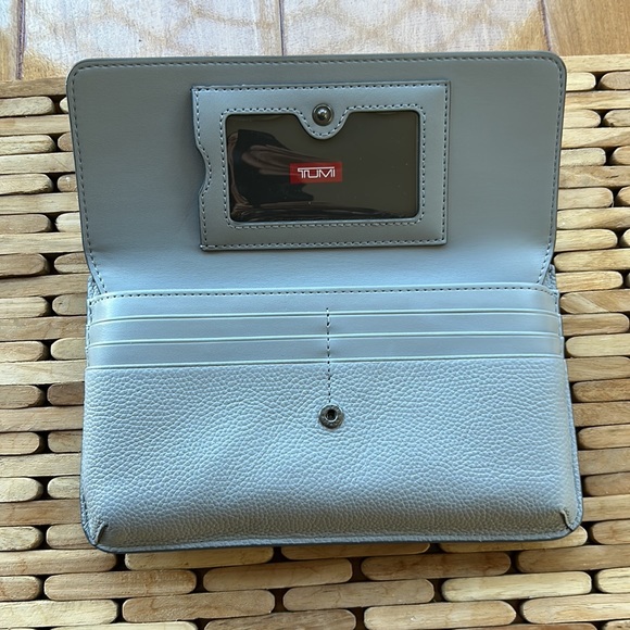 NWT Tumi Belden Cross- body leather bag -SOLD OUT ONLINE - Picture 2 of 12